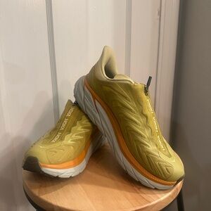 Hoka Women's sleek zip up Clifton project